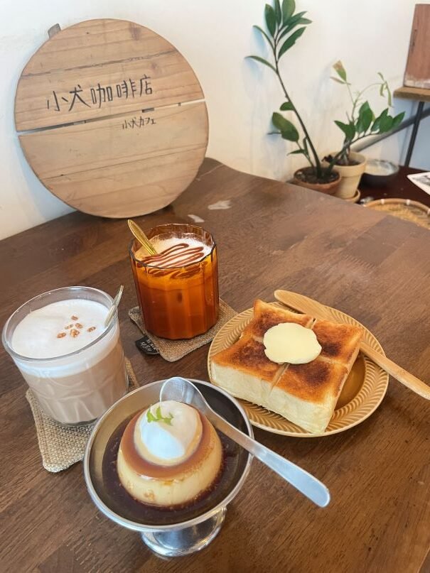 Read more about the article 台中東區-小犬咖啡店生吐司必點！寵物友善的甜點咖啡館