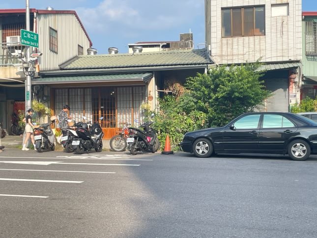 台中東區-小犬咖啡店生吐司必點！寵物友善的甜點咖啡館