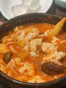 Read more about the article 新竹巨城美食推薦：道地韓式料理「涓豆腐」，必吃嫩豆腐煲
