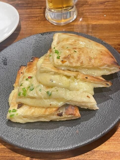 東京隱藏版美食！位於新宿的印度咖哩店，超狂拉餅，起司控絕不能錯過！(有素食)