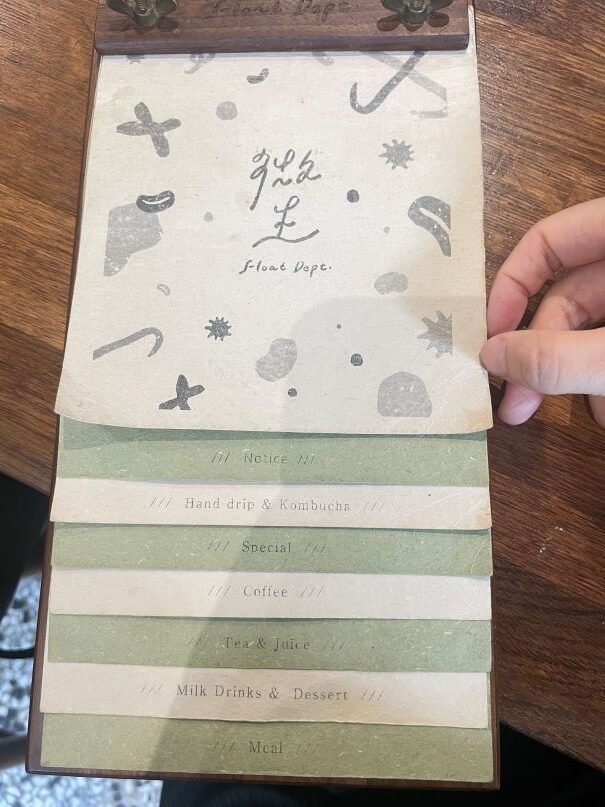 新竹美食｜「微生咖啡」隱身巨城附近，超人氣老宅咖啡廳，素食煎餃讓你驚豔