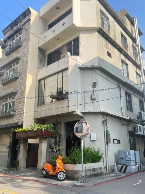 新竹美食｜「微生咖啡」隱身巨城附近，超人氣老宅咖啡廳，素食煎餃讓你驚豔