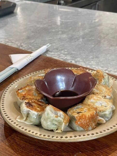 新竹美食｜「微生咖啡」隱身巨城附近，超人氣老宅咖啡廳，素食煎餃讓你驚豔