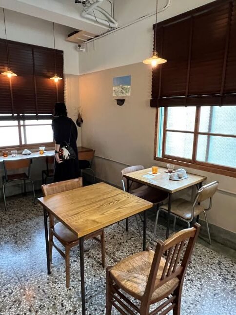 新竹美食｜「微生咖啡」隱身巨城附近，超人氣老宅咖啡廳，素食煎餃讓你驚豔