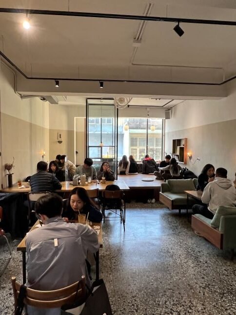 新竹美食｜「微生咖啡」隱身巨城附近，超人氣老宅咖啡廳，素食煎餃讓你驚豔