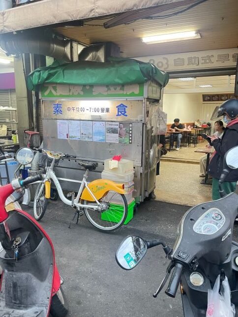 台中獨特美食！昌平路「素食大麵羹，臭豆腐」生意超好，便宜大碗又超好吃