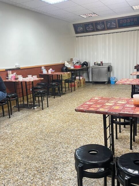 台中獨特美食！昌平路「素食大麵羹，臭豆腐」生意超好，便宜大碗又超好吃