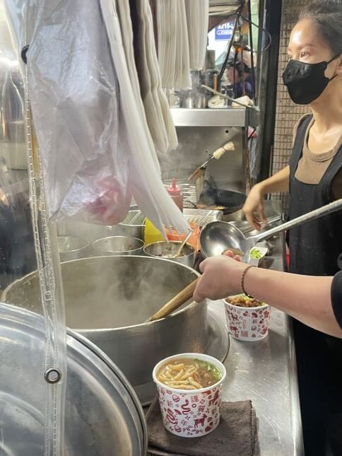 台中獨特美食！昌平路「素食大麵羹，臭豆腐」生意超好，便宜大碗又超好吃
