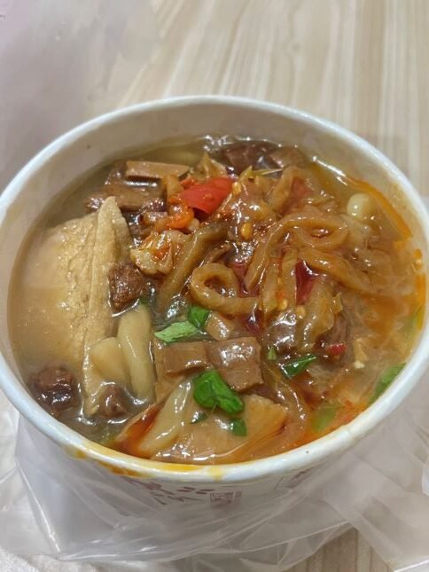台中獨特美食！昌平路「素食大麵羹，臭豆腐」生意超好，便宜大碗又超好吃
