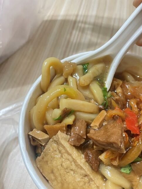 台中獨特美食！昌平路「素食大麵羹，臭豆腐」生意超好，便宜大碗又超好吃