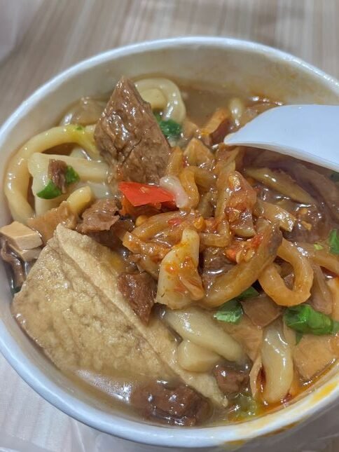 You are currently viewing 台中獨特美食！昌平路「素食大麵羹，臭豆腐」生意超好，便宜大碗又超好吃