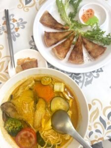 Read more about the article 南投草屯素食新選擇：悦素人南洋蔬食，月亮蝦餅讓人驚豔！