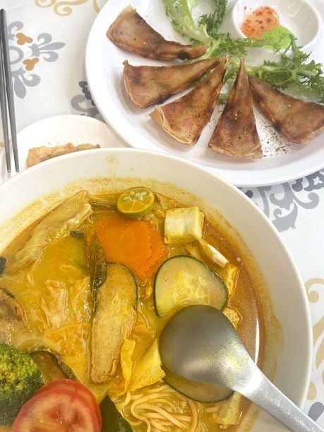 南投草屯素食新選擇：悦素人南洋蔬食，月亮蝦餅讓人驚豔！