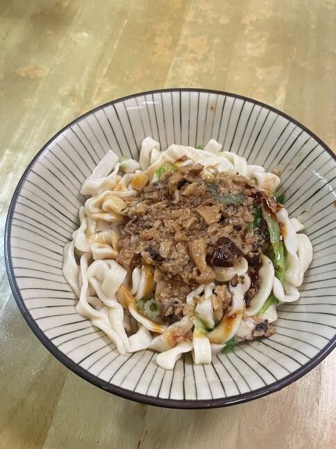新竹美食：生意爆好的「素香亭」，超好吃的素食刀削麵與書香湯！