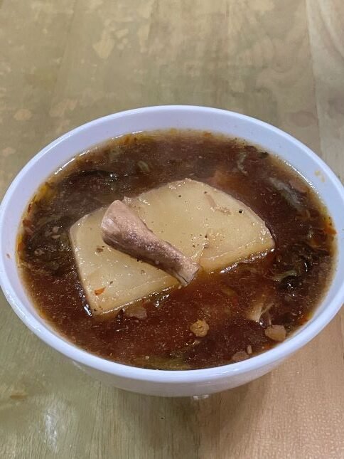 新竹美食：生意爆好的「素香亭」，超好吃的素食刀削麵與書香湯！