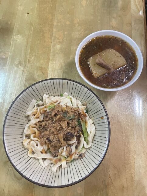 新竹美食：生意爆好的「素香亭」，超好吃的素食刀削麵與書香湯！