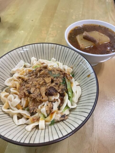 Read more about the article 新竹美食：生意爆好的「素香亭」，超好吃的素食刀削麵與書香湯！