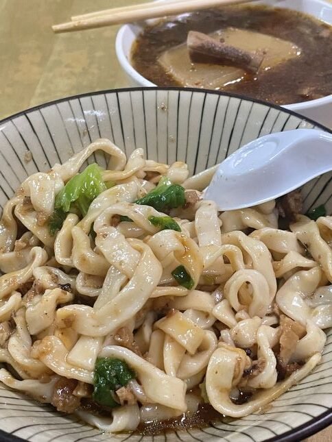 新竹美食：生意爆好的「素香亭」，超好吃的素食刀削麵與書香湯！