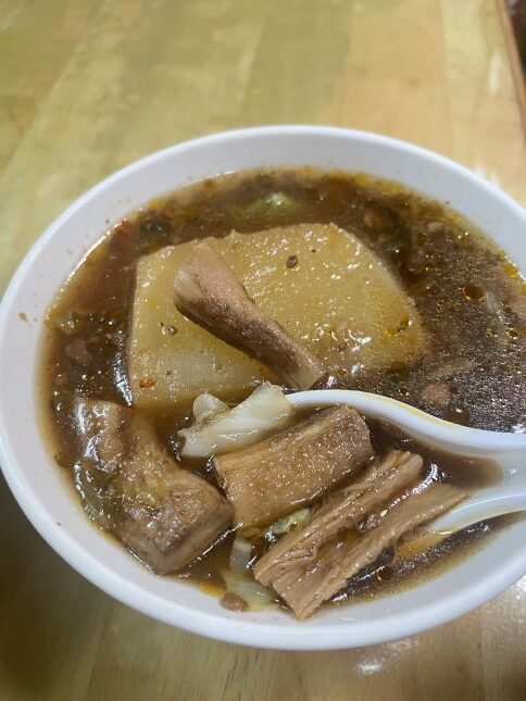 新竹美食：生意爆好的「素香亭」，超好吃的素食刀削麵與書香湯！
