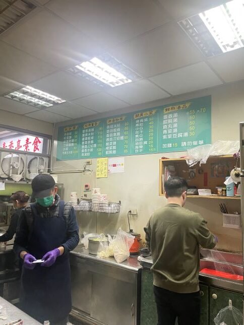 新竹美食：生意爆好的「素香亭」，超好吃的素食刀削麵與書香湯！