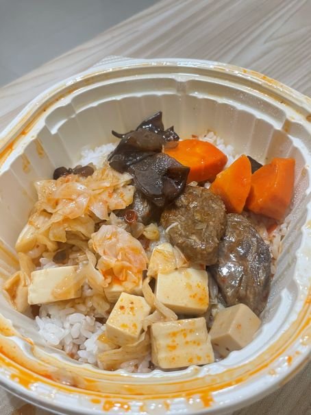 7-11天素地蔬新品上市｜米其林必比登推薦，祥和蔬食聯名川味水煮牛若燴飯