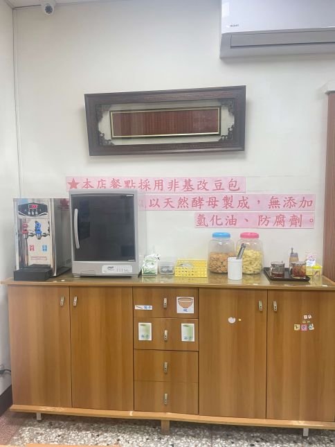 新竹東區越式素食推薦｜弘明素食｜免費供水及小餅乾