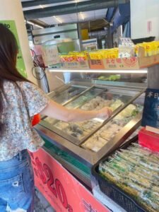 Read more about the article 台中素食滷味推薦｜忠孝夜市旁邊佛心價「菜菜園」滷味麻辣燙，20元均一價還可客製化！