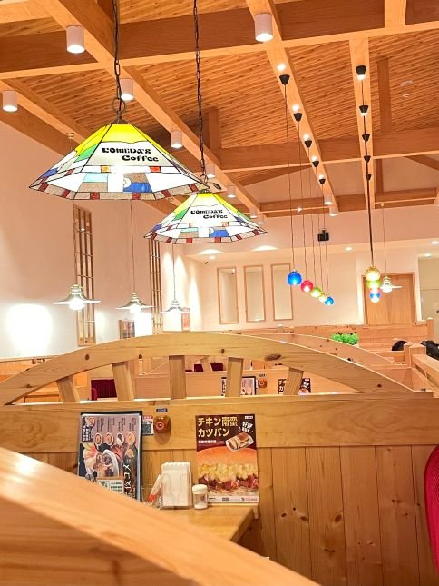 台中客美多咖啡 Komeda’s Coffee 公益店還就優雅溫馨有插座
