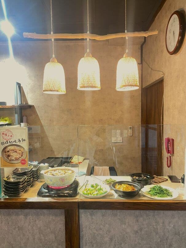 台中北區素食推薦｜茅廬之味：冰花煎餃超驚豔，紅燒湯麵、滷味都好吃！