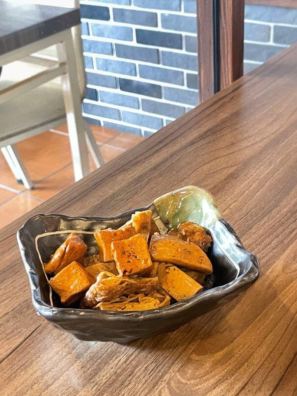台中北區素食推薦｜茅廬之味：冰花煎餃超驚豔，紅燒湯麵、滷味都好吃！