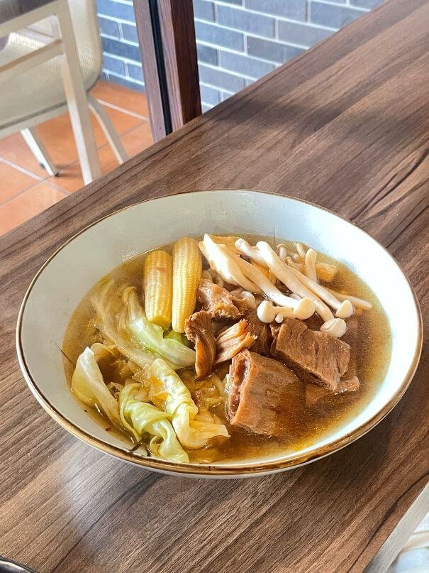 台中北區素食推薦｜茅廬之味：冰花煎餃超驚豔，紅燒湯麵、滷味都好吃！