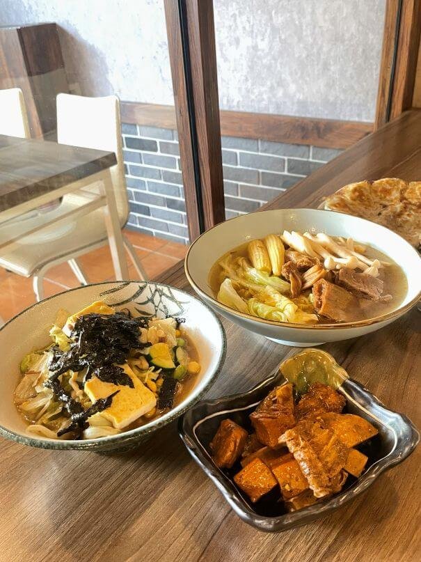 台中北區素食推薦｜茅廬之味：冰花煎餃超驚豔，紅燒湯麵、滷味都好吃！