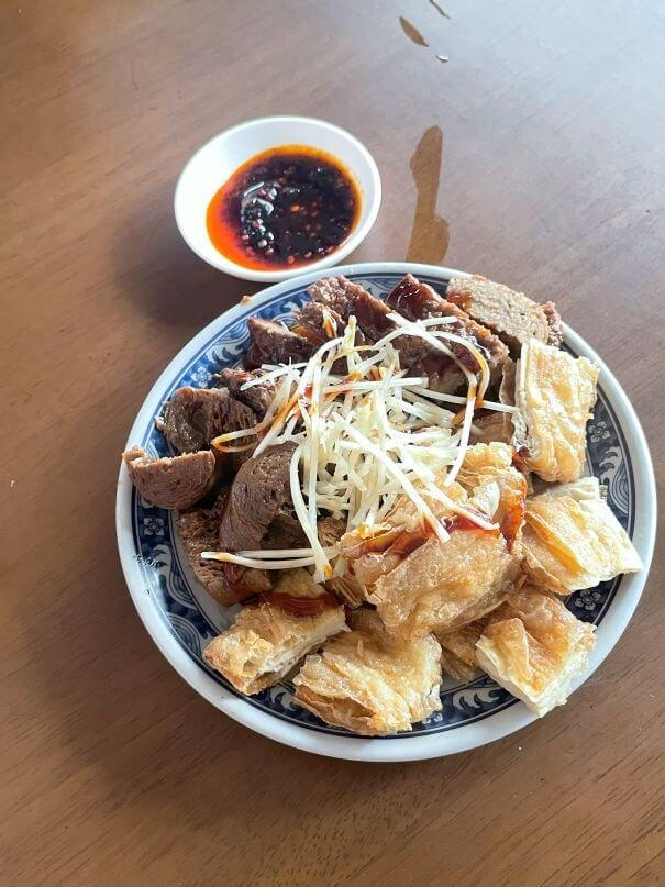 台中北屯素食推薦｜和順素食：人氣在地素食麵攤，麻醬麵、素燥飯一吃上癮！