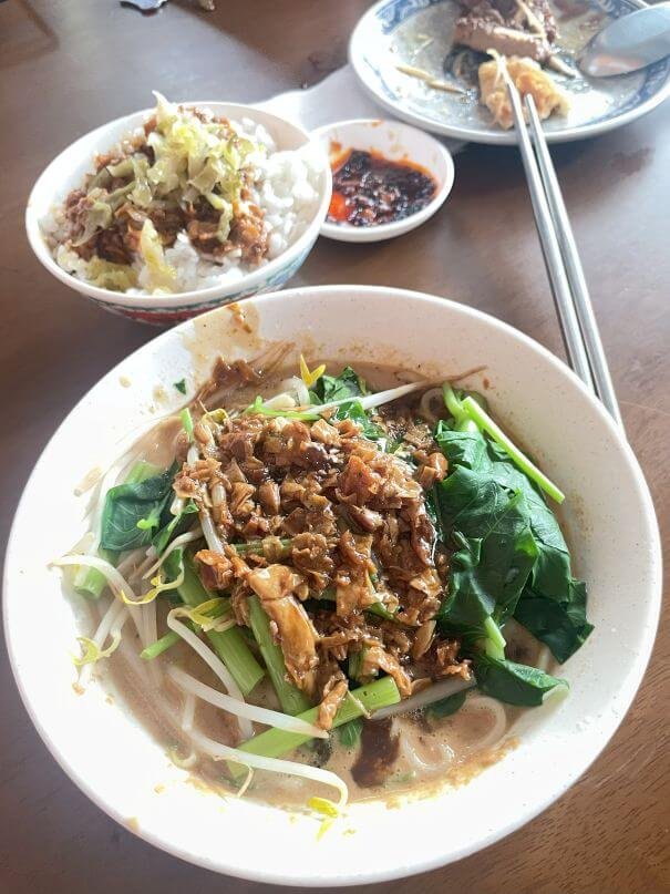 台中北屯素食推薦｜和順素食：人氣在地素食麵攤，麻醬麵、素燥飯一吃上癮！