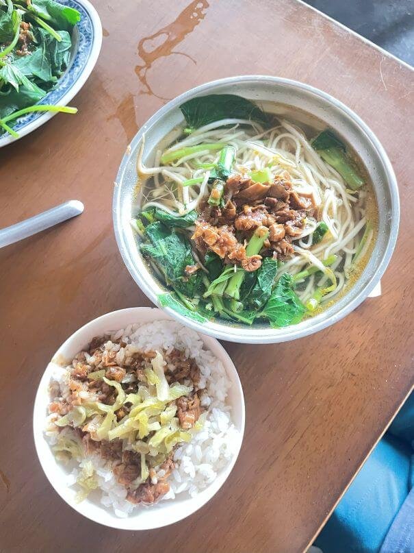 台中北屯素食推薦｜和順素食：人氣在地素食麵攤，麻醬麵、素燥飯一吃上癮！