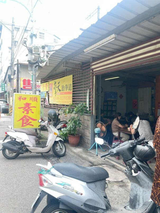 台中北屯素食推薦｜和順素食：人氣在地素食麵攤，麻醬麵、素燥飯一吃上癮！