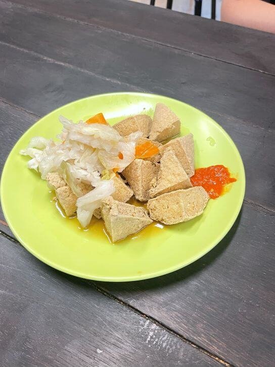 新北深坑美食推薦｜頂街臭豆腐好吃嗎？現炸臭豆腐＋串烤臭豆腐，一口吃出老街人氣素食！