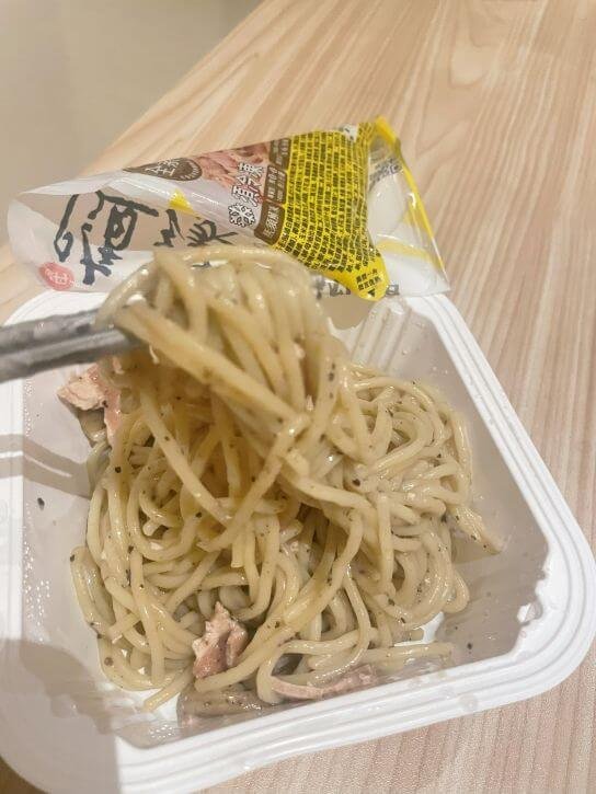 7-11素食新品推薦｜隨緣白醬松露義大利麵〔全素〕，開箱便利超商也能吃到純素白醬！