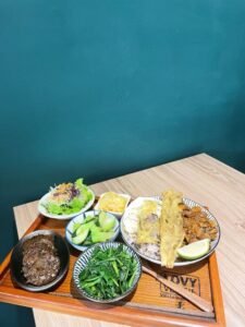 Read more about the article 新竹香山素食推薦｜Lovy Veggie：藏身社區的小餐館，吃得到自家小農蔬菜與超飽足創意排餐！