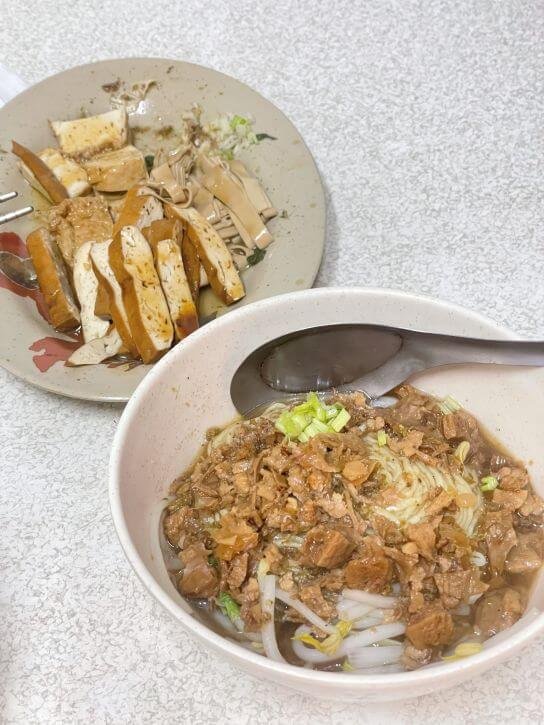 Read more about the article 台中北屯文昌素食｜文昌國小旁人氣素食麵攤，只賣午餐的傳統家常味