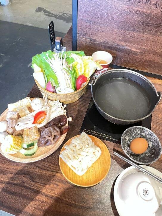 台中北屯燒瓶子｜平價高人氣火鍋！單人鴛鴦鍋＋明治冰淇淋吃到飽，葷素皆宜！