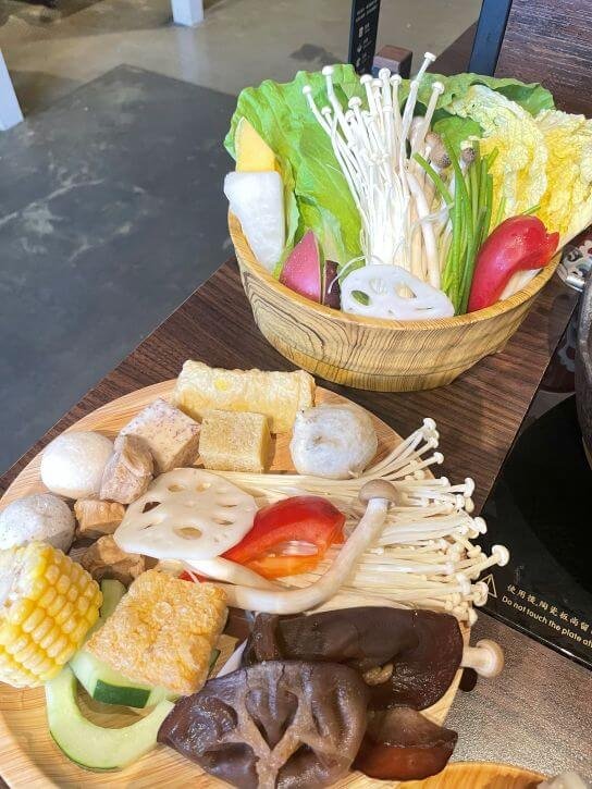 Read more about the article 台中北屯燒瓶子｜平價高人氣火鍋！單人鴛鴦鍋＋明治冰淇淋吃到飽，葷素皆宜！