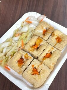 Read more about the article 濃鄉臭豆腐｜在地人激推台中第一名臭豆腐？素食可、飲料味噌湯免費喝到飽，火車站＆Lalaport走路可到！