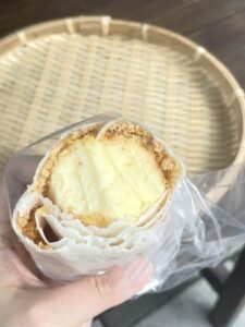 Read more about the article 台中隱藏版甜點小吃：豐原阿銘伯花生捲冰淇淋｜隱身小巷的古早味冰品！