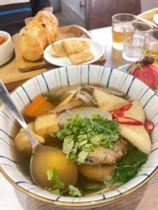 Read more about the article 新竹素食推薦｜森活原素：隱身火車站巷弄的異國蔬食料理！越式牛肉河粉、蕈菇漢堡必吃（附菜單/營業時間）