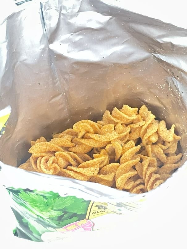 可樂果香菜貢丸湯口味｜全素也能吃！超浮誇期間限定零食