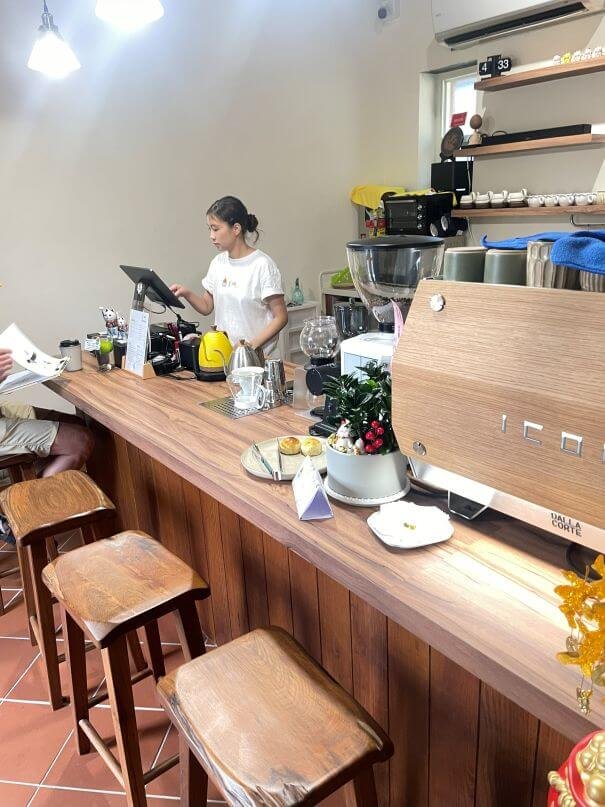台中大肚三合院咖啡廳：呈映咖啡館吧台座位區